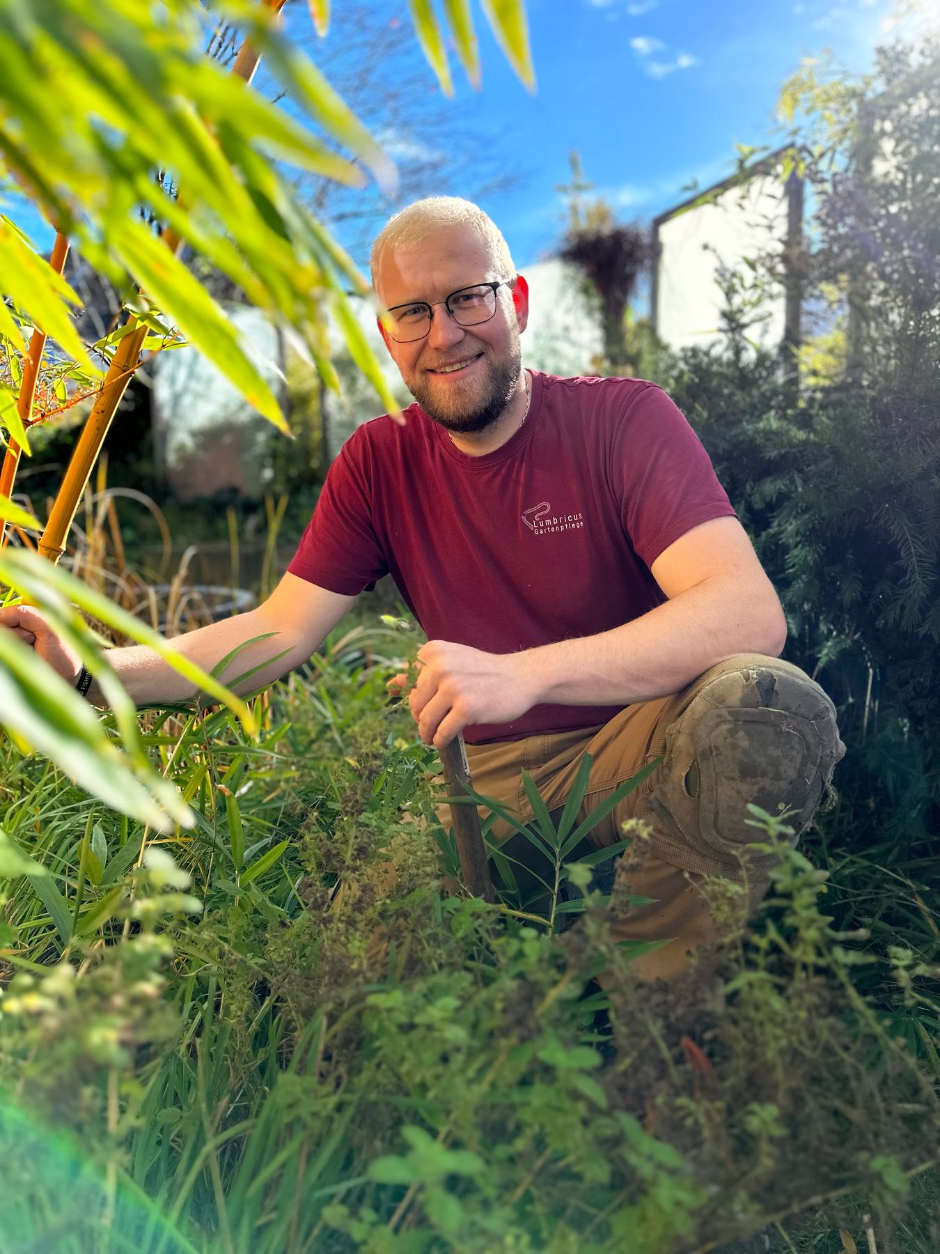 Robin Schmid in rotem Lumbricus-Shirt im Garten